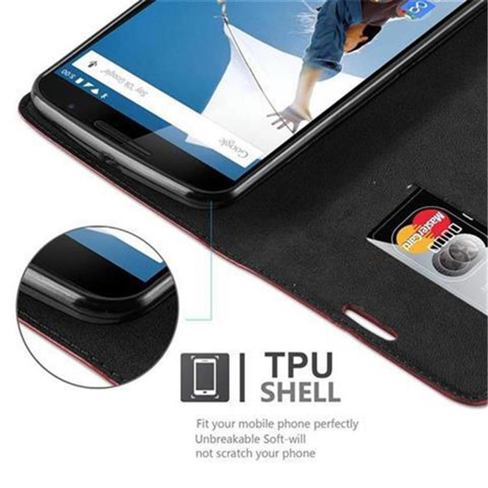 Teléfono en funda con tarjeta. Funda negra, Mastercard visible, pantalla de búsqueda de Google.