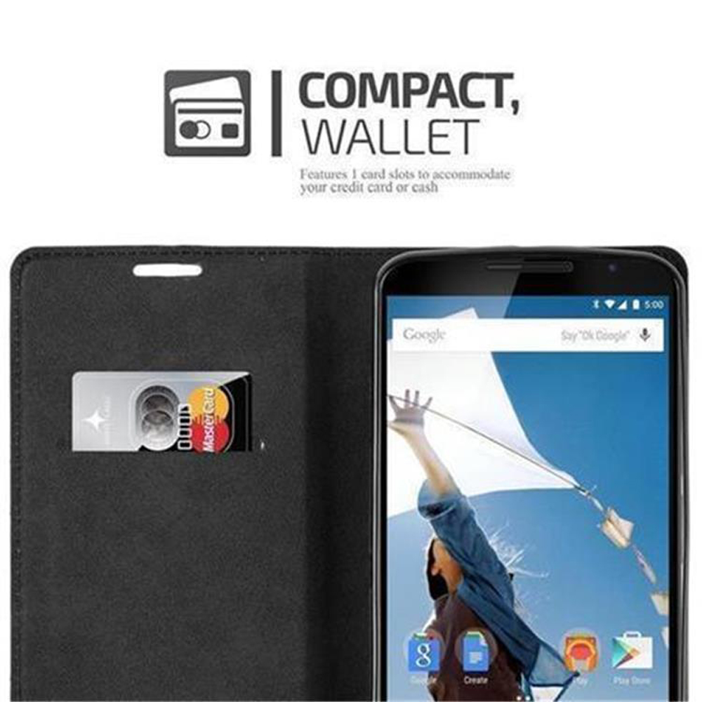 Teléfono negro en una funda tipo cartera. Una tarjeta es visible en una ranura. La pantalla muestra una página de Google.