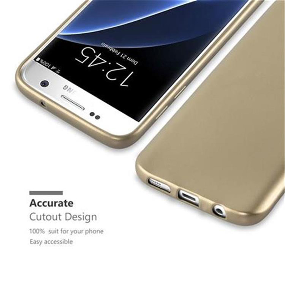Primer plano teléfono dorado con pantalla mostrando la hora. Funda dorada al lado.