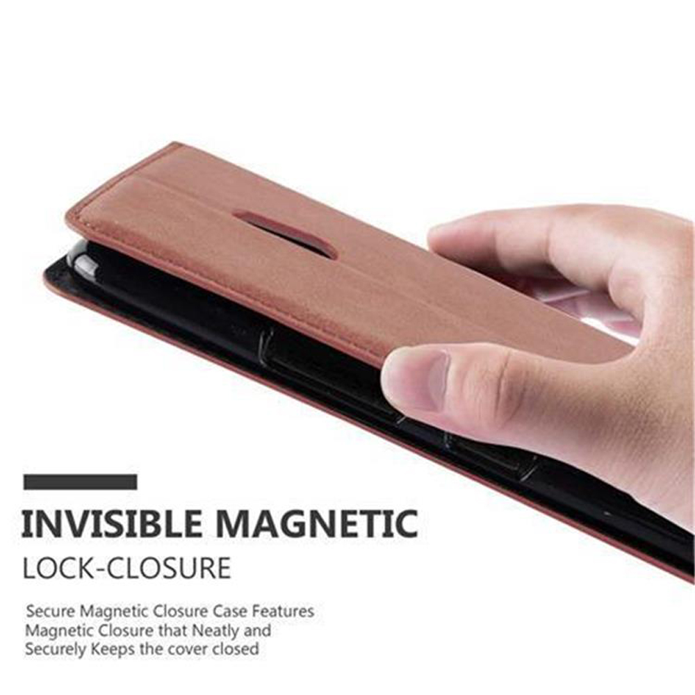 Una mano che tiene una custodia per telefono, che mostra la funzione di chiusura magnetica invisibile con testo.