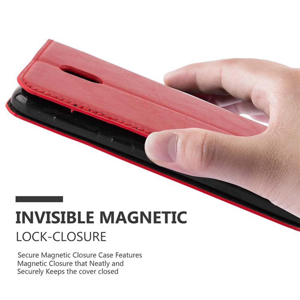 Una mano che tiene una custodia rossa per telefono con un telefono all'interno. Testo: Chiusura magnetica invisibile.