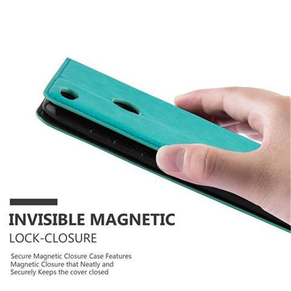 Hand hält eine türkisgrüne Handyhülle. Text zeigt magnetischen Verschluss an. Die Hülle ist türkis und schwarz.