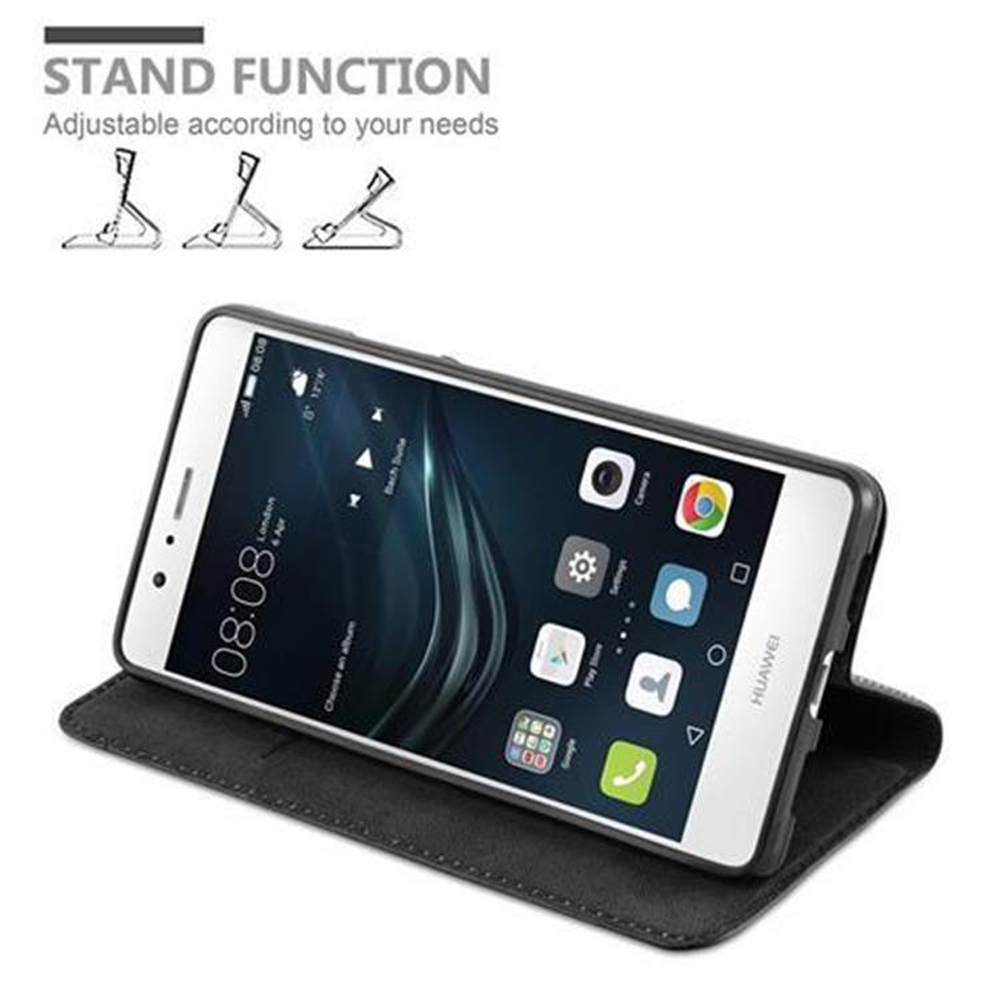 Uno smartphone in una custodia nera si trova su una superficie. Lo schermo del telefono mostra icone di app e l'ora.