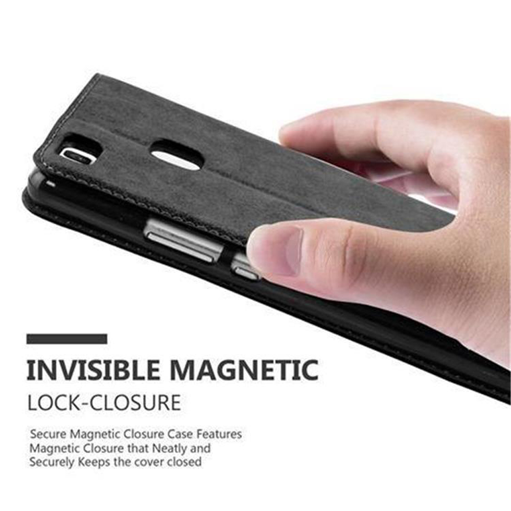 Mano che tiene una custodia nera, con testo sulla chiusura magnetica invisibile.