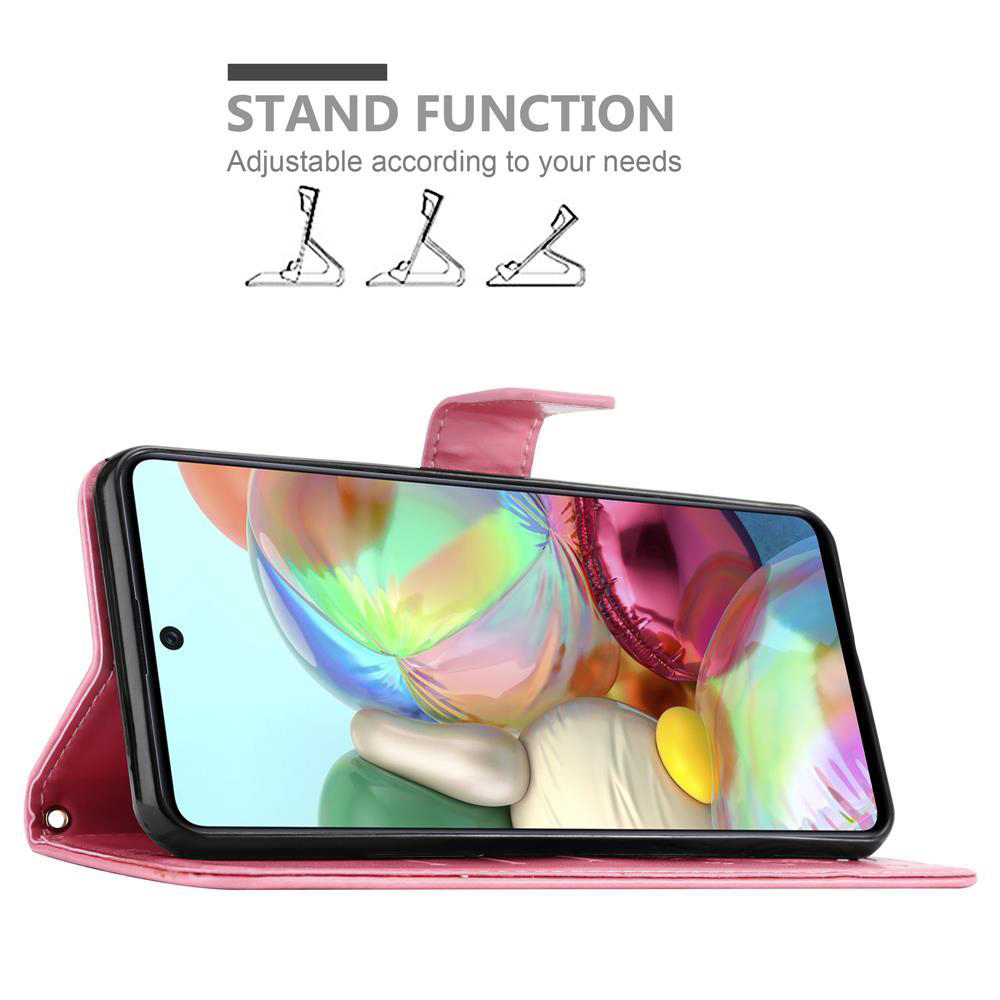 Custodia rosa con telefono dentro. Il telefono è su un supporto. Testo funzione supporto in alto.