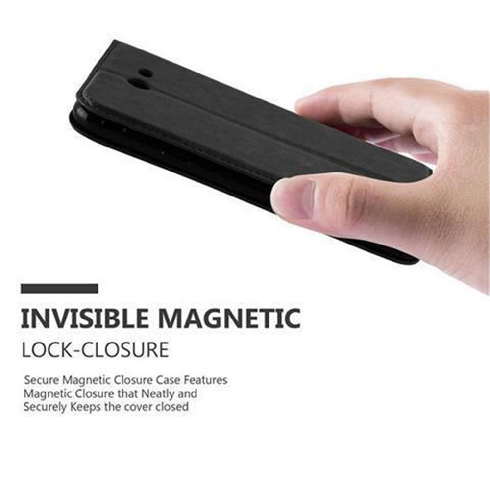 Eine schwarze Handyhülle wird von einer Hand gehalten. Die Hülle ist geschlossen und hat einen Magnetverschluss.