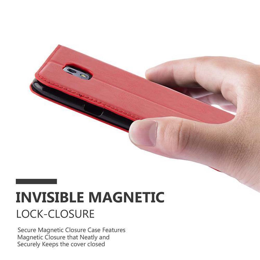 Funda de teléfono roja abierta, sostenida por una mano. La funda tiene cierre magnético. Texto: INVISIBLE MAGNETIC LOCK-CLOSURE.