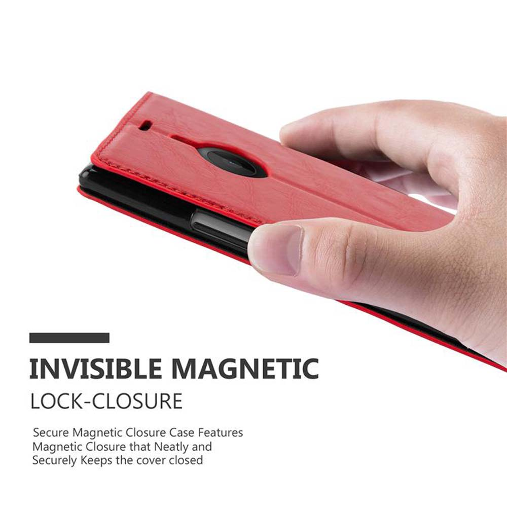 Custodia rossa per telefono, aperta, con telefono all'interno. Testo: CHIUSURA MAGNETICA INVISIBILE. La custodia ha una chiusura magnetica.