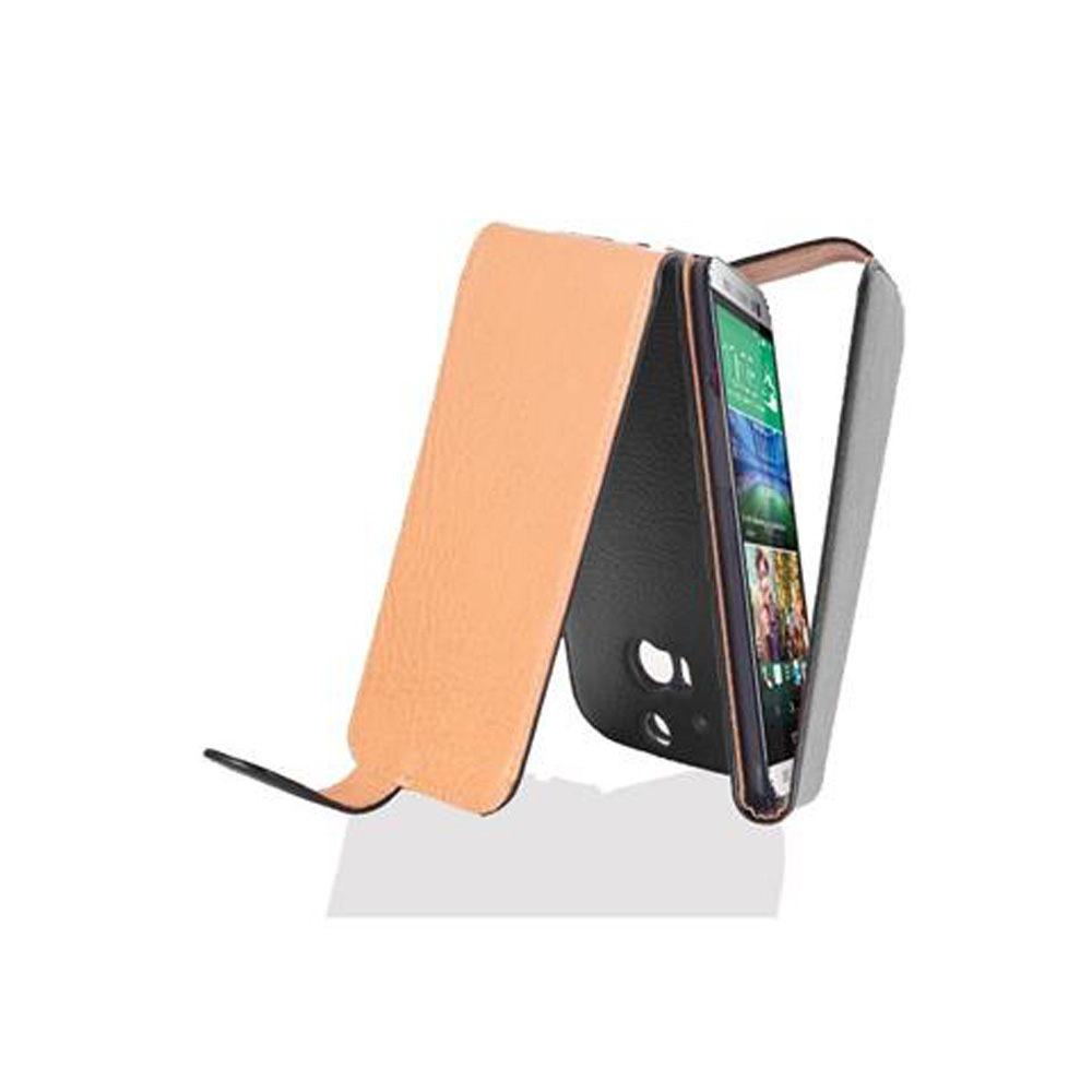 Funda de teléfono color canela, abierta, con un teléfono dentro. La funda es de cuero, con cierre magnético. Teléfono oscuro.