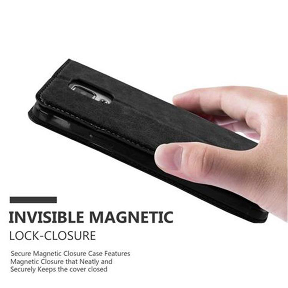 Eine Hand hält eine geschlossene schwarze Handyhülle. Die Hülle hat einen Magnetverschluss.