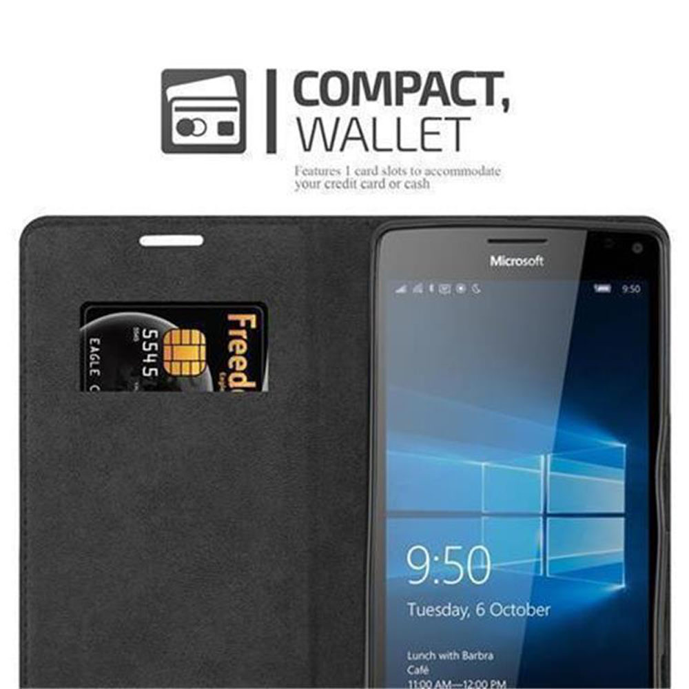 Un teléfono dentro de una funda tipo cartera negra, con una tarjeta de crédito en una ranura. Texto: COMPACTO, CARTERA.