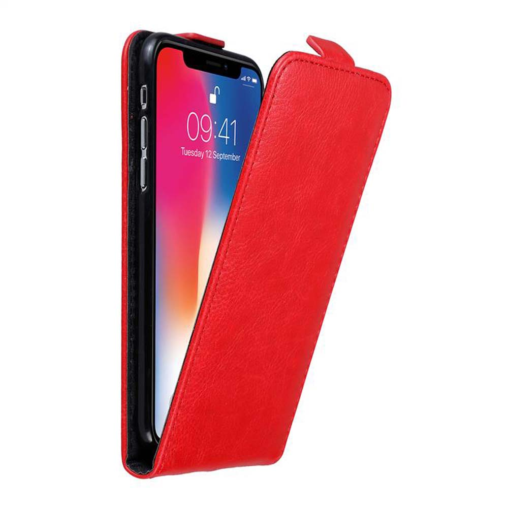 Custodia in pelle rossa con telefono. La custodia è aperta, mostrando lo schermo.