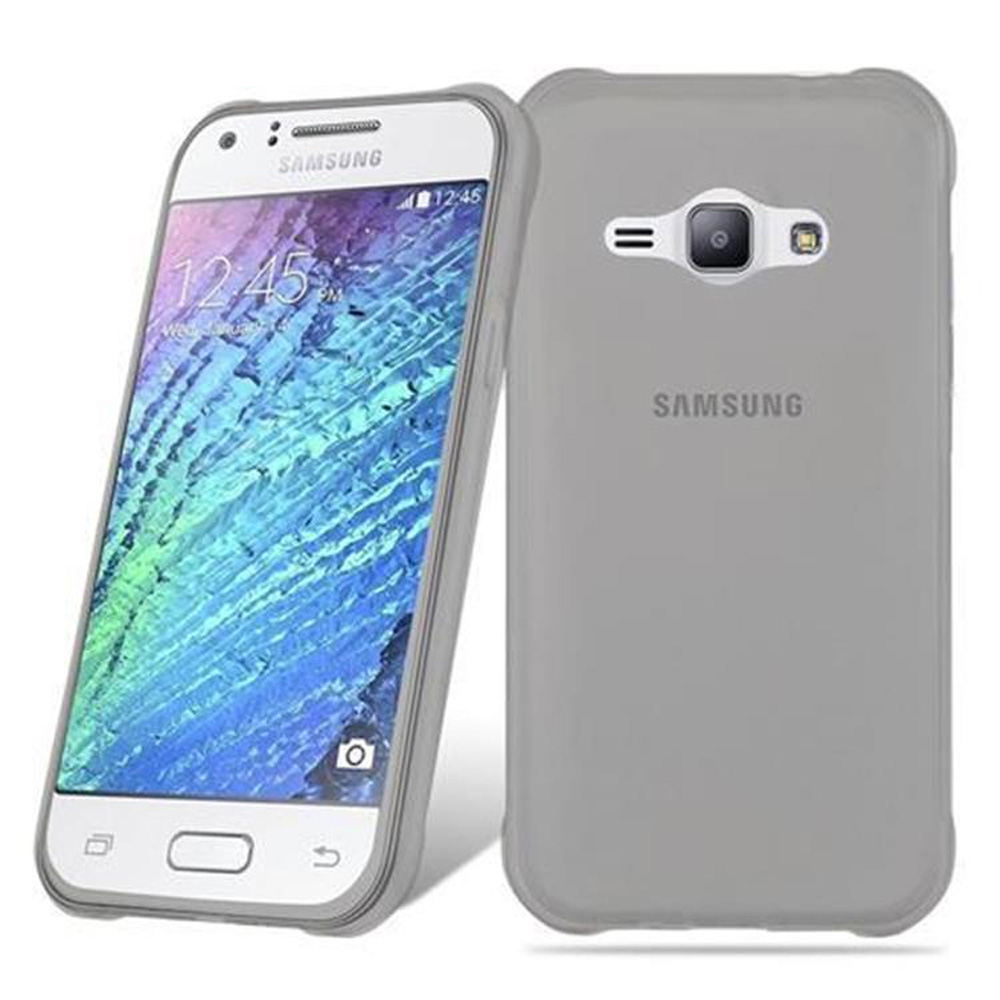 Un telefono Samsung bianco in una custodia grigia. Lo schermo mostra l'ora, il retro è visibile.