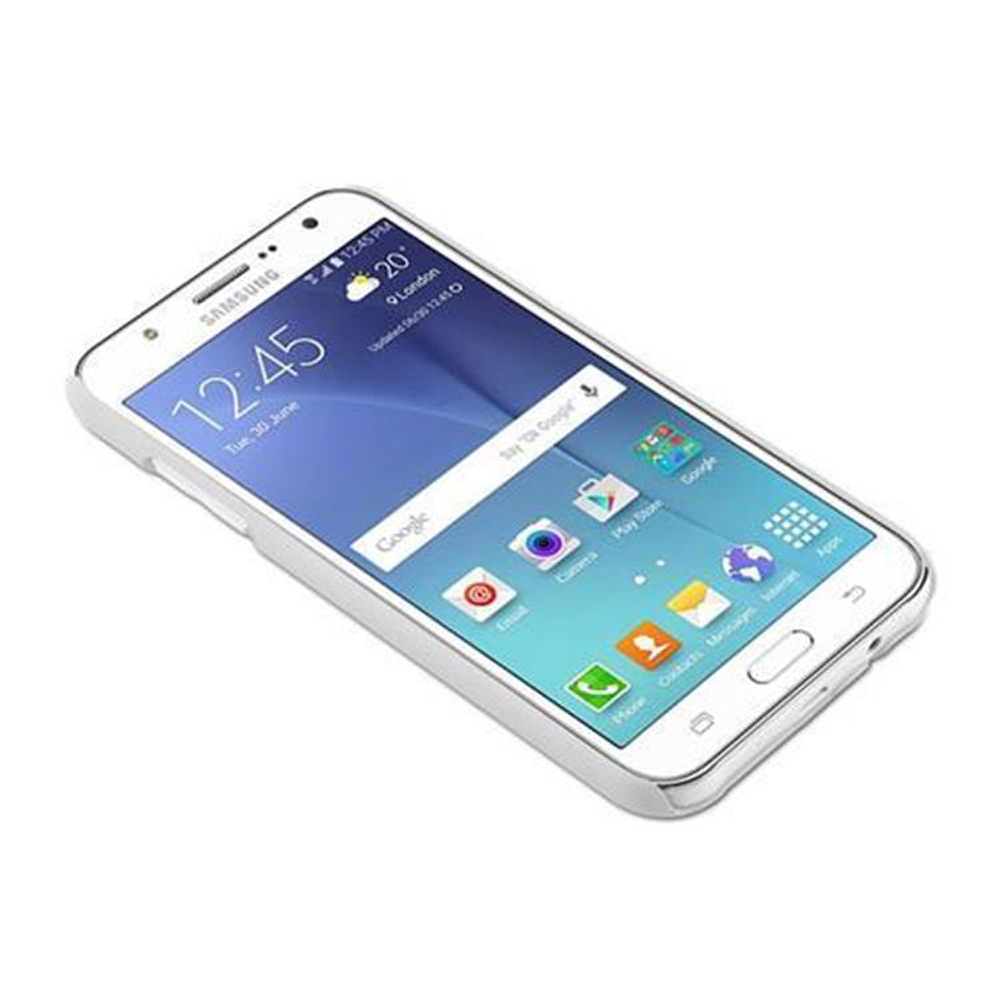 Telefono bianco su sfondo bianco, che mostra una schermata iniziale con app, ora e informazioni sulla data.