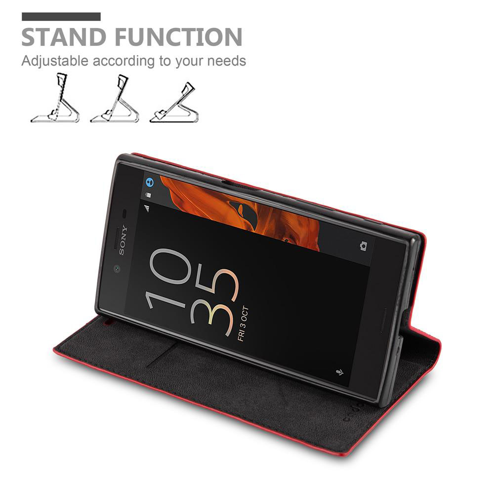 Telefono in custodia rossa, in piedi. Viene mostrata la funzione stand. Vengono visualizzati ora e data.