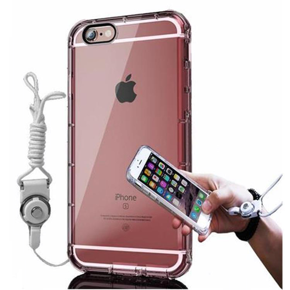 Ein rosafarbenes iPhone in einer durchsichtigen Hülle mit weißem Kabel. Hand hält Telefon.