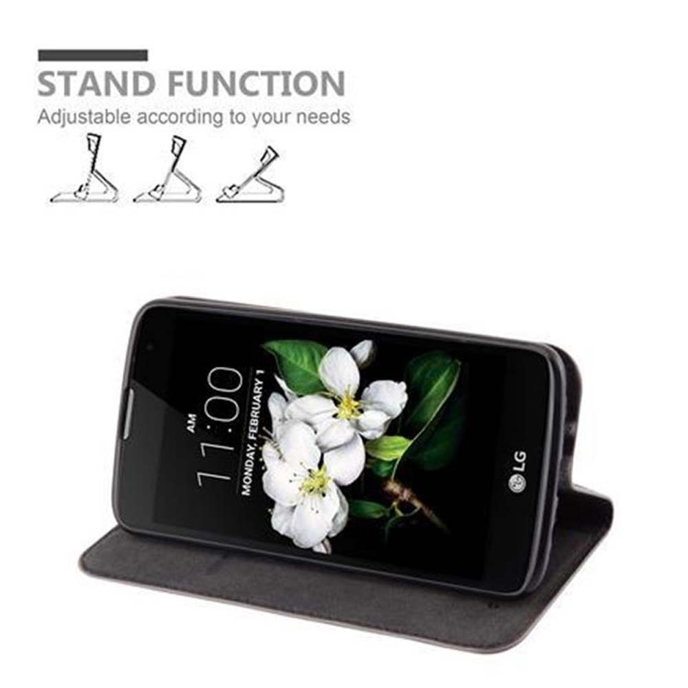 Un teléfono con una funda, mostrando una imagen de flores en la pantalla. Texto indica función de soporte.