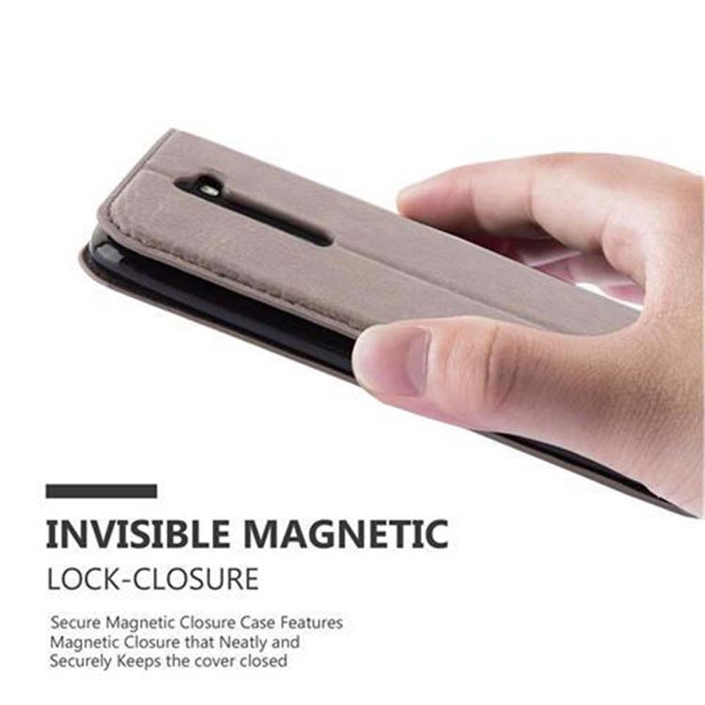 Mano sosteniendo una funda de teléfono, mostrando el cierre magnético invisible.