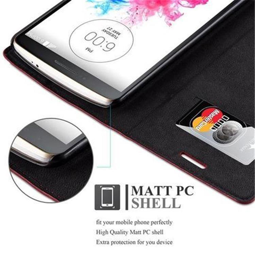 Un teléfono dentro de una funda negra. Hay una tarjeta de crédito en la funda. El teléfono muestra la hora y la fecha.