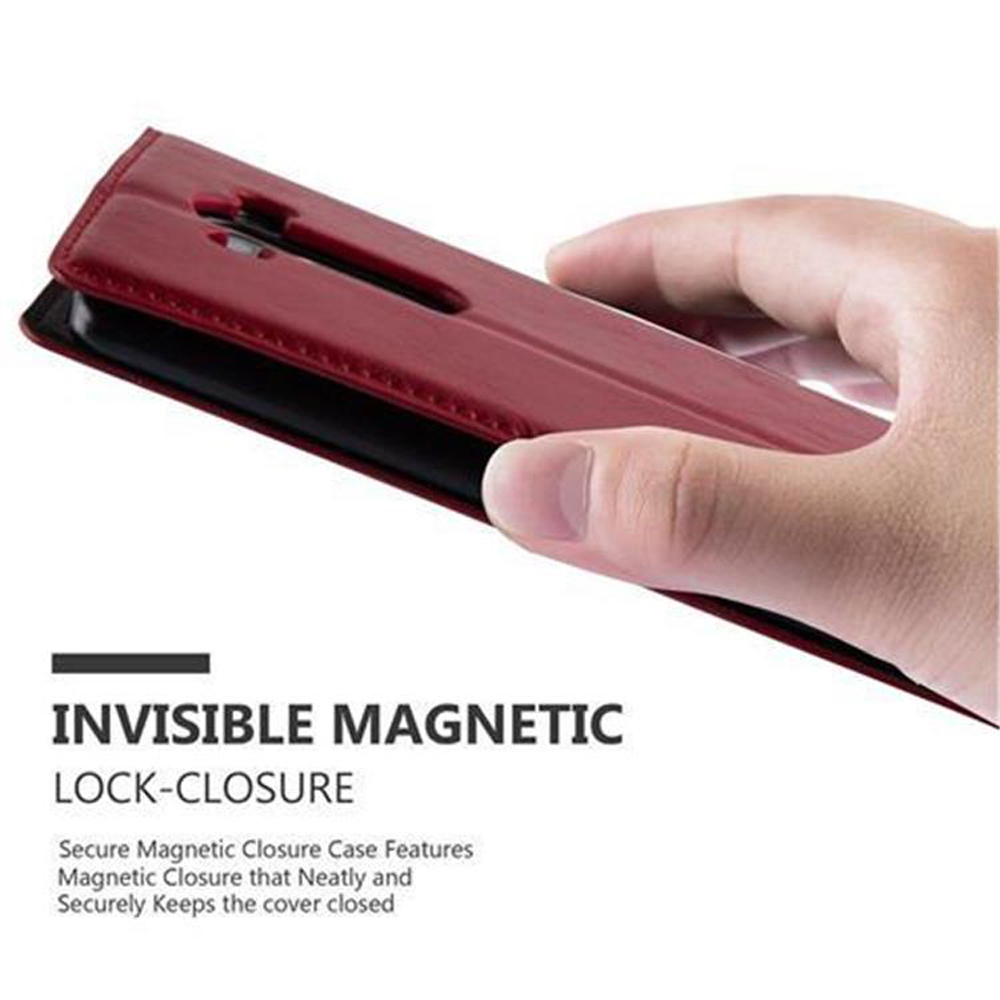 Una mano sosteniendo una funda de teléfono roja. El texto dice cierre magnético invisible. El teléfono está dentro.