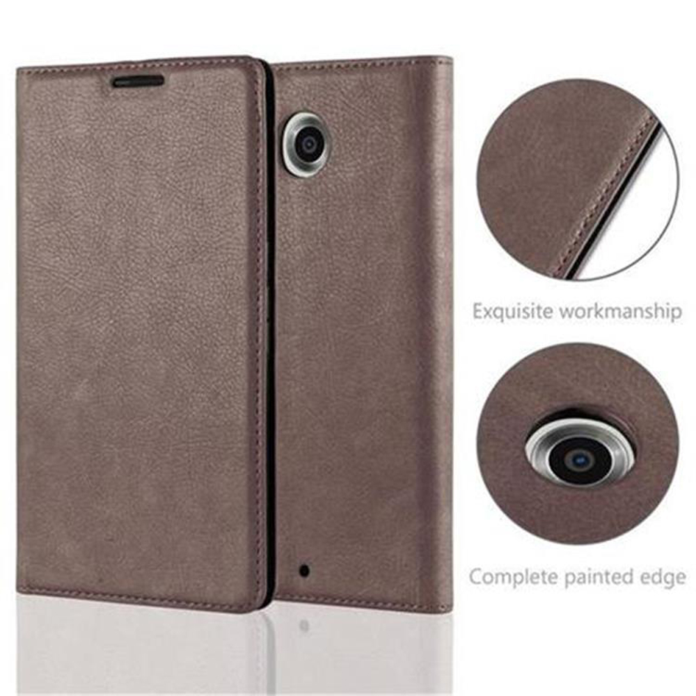 Funda de teléfono marrón abierta, con detalles de fabricación.