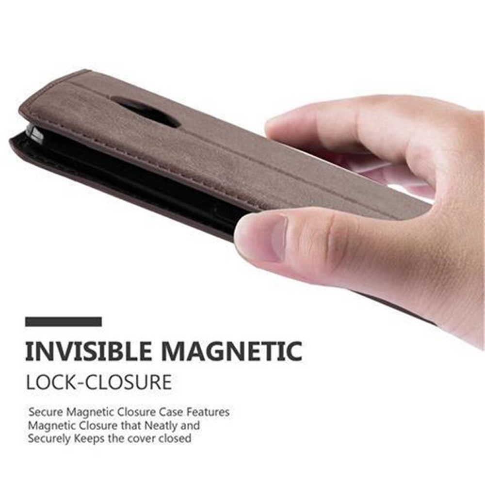 La mano de una persona sostiene una funda marrón cerrada, mostrando el cierre magnético invisible.