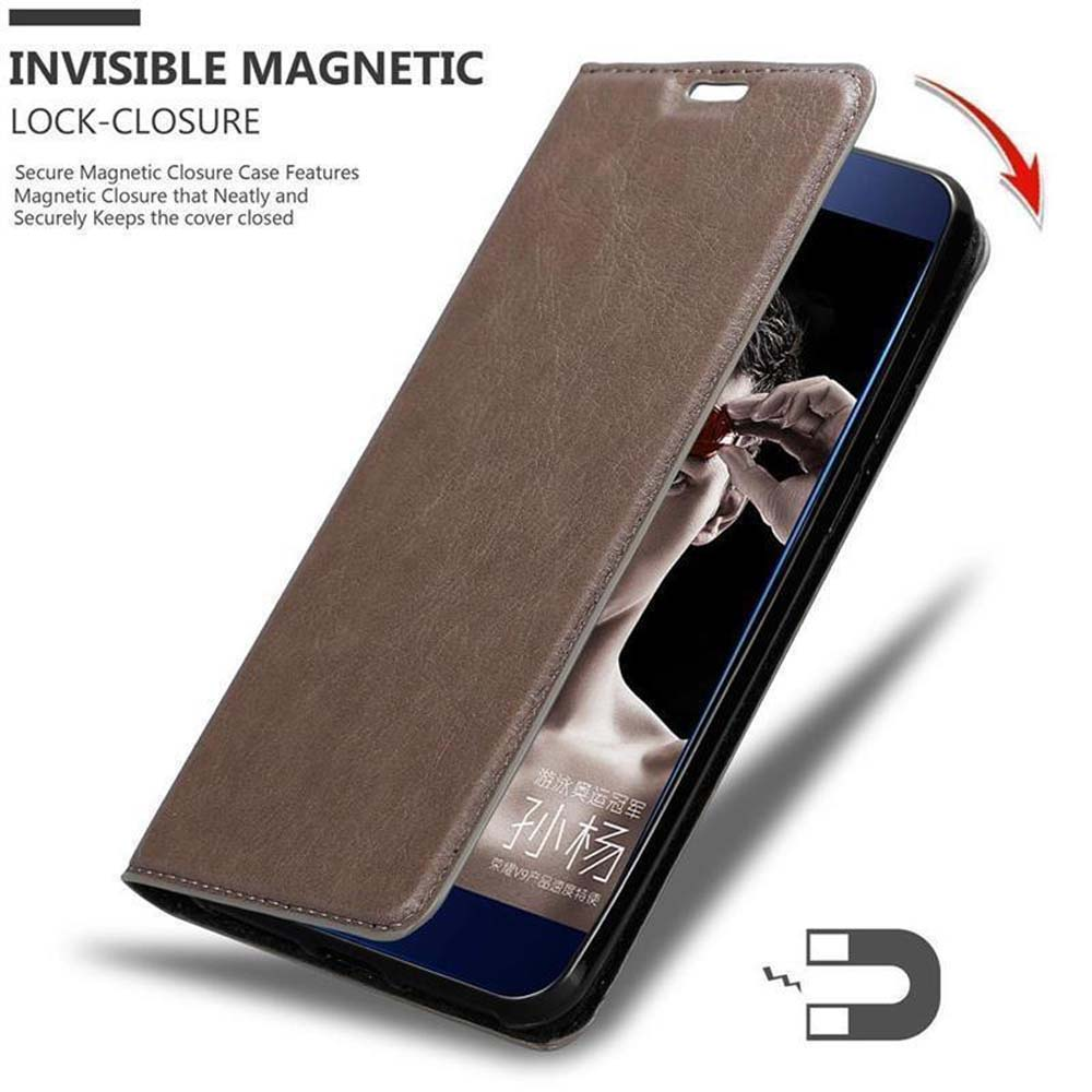 Hand hält braune Handyhülle über Handy. Die Hülle ist offen, das Telefon ist drin.