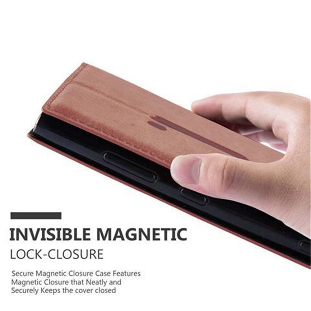 Mano che tiene aperta una custodia marrone. Il telefono è dentro, mostrando uno schermo nero. Testo: Chiusura magnetica.