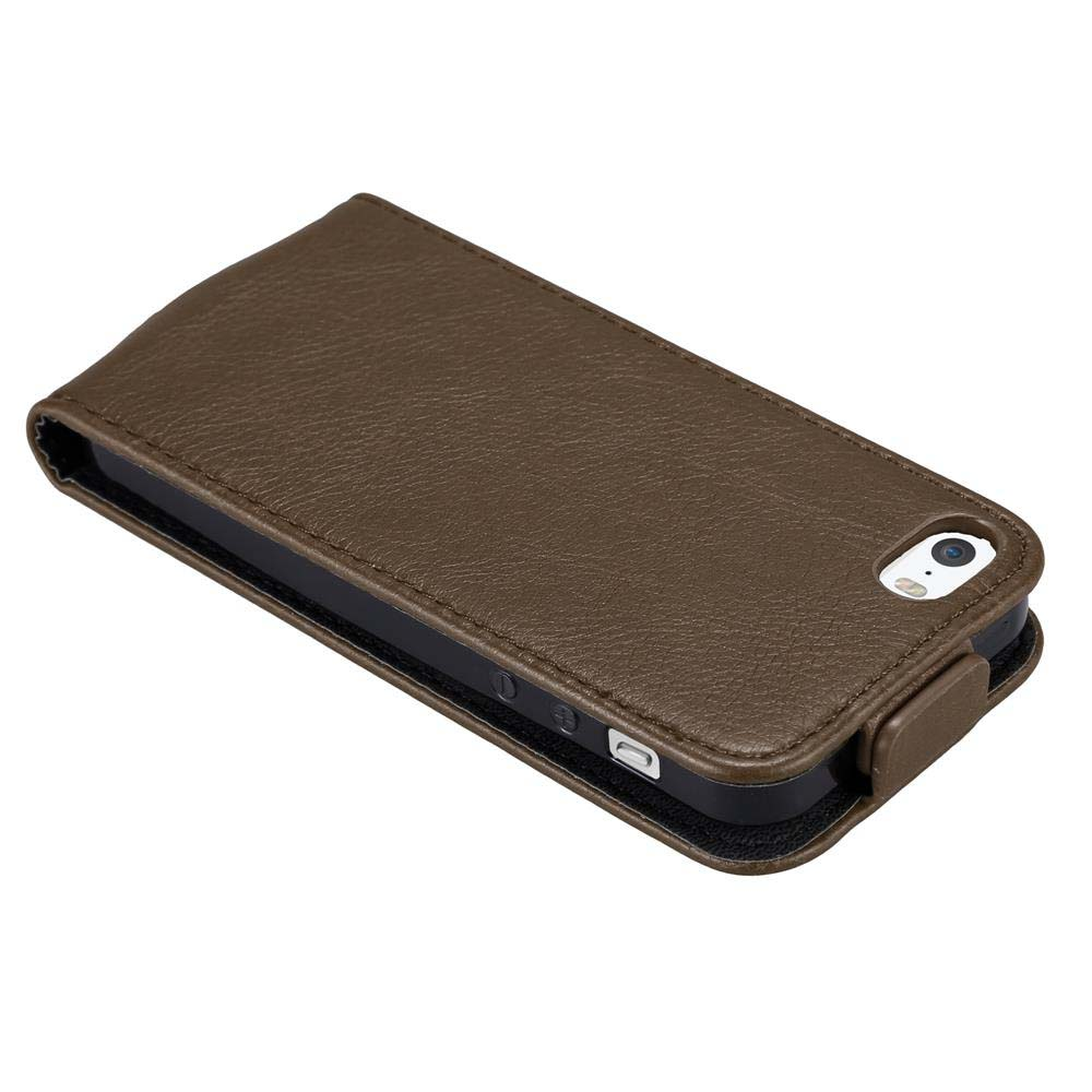 Funda de teléfono de cuero marrón, cerrada, con interior negro y orificio para la cámara visible. Ligeramente angulada hacia la derecha.