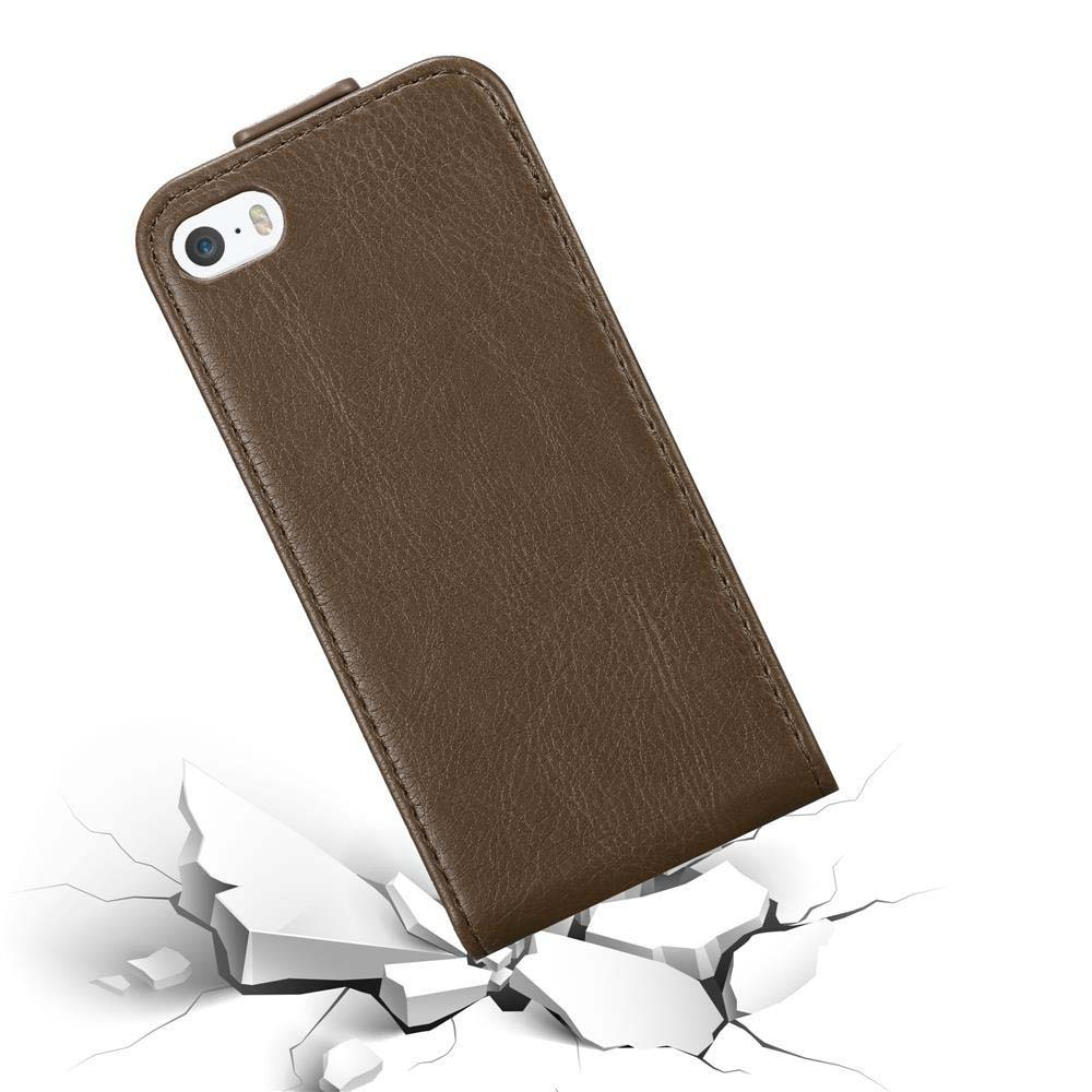 Una funda marrón para teléfono tendida sobre baldosas blancas rotas.