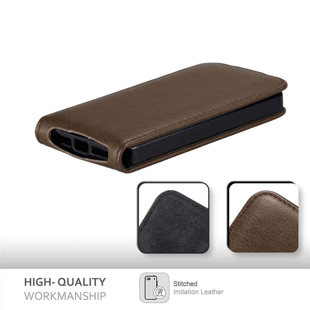 Funda marrón para teléfono con texto y detalles sobre superficie blanca.