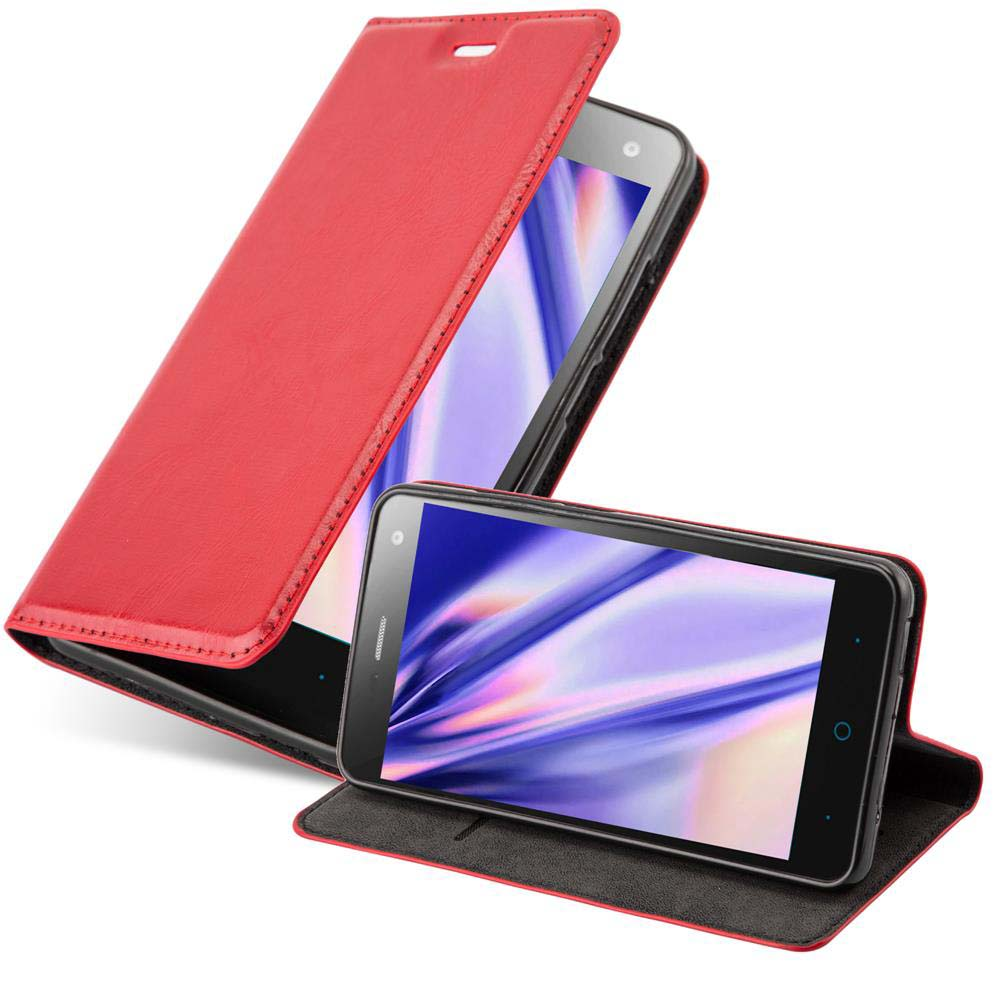 Funda roja para teléfono, abierta con teléfono dentro. La pantalla del teléfono muestra una imagen. La funda está abierta.