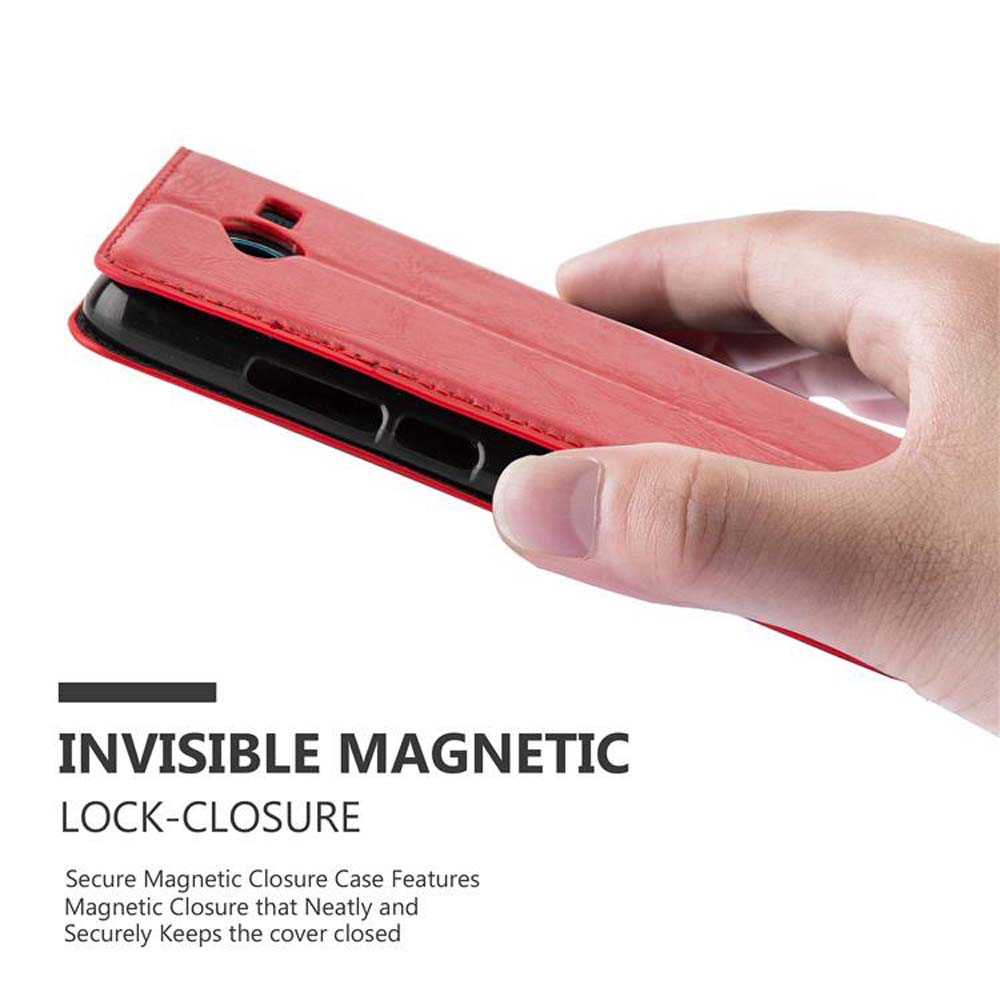 Mano sosteniendo una funda roja para teléfono, mostrando las características de cierre magnético.