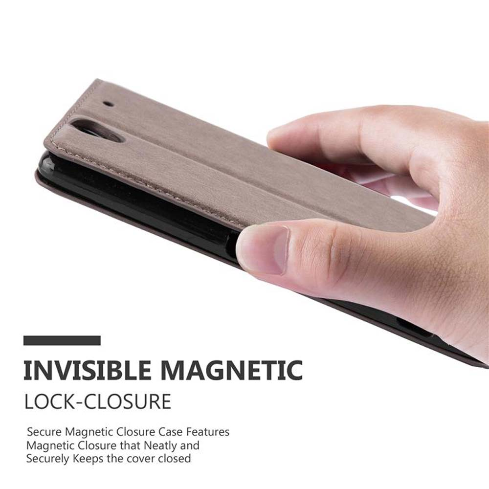 Mano sosteniendo una funda, mostrando el cierre magnético, la funda es gris.