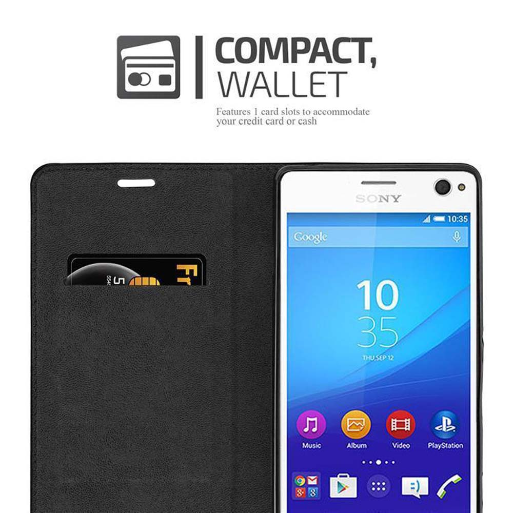 Funda negra con smartphone dentro. Tarjeta de crédito en ranura, texto en pantalla del teléfono.