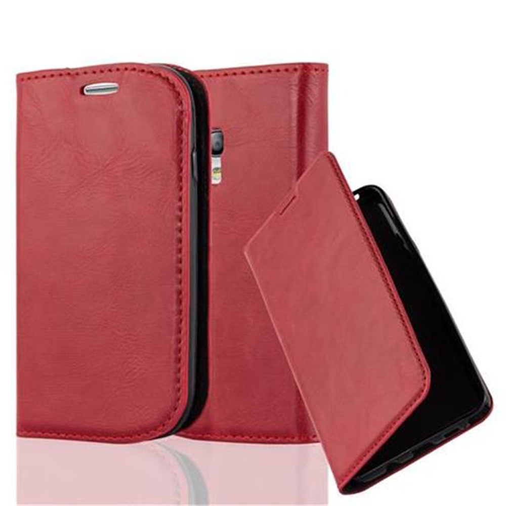 Funda roja, abierta, con un teléfono dentro, y fondo blanco. Otra funda detrás.