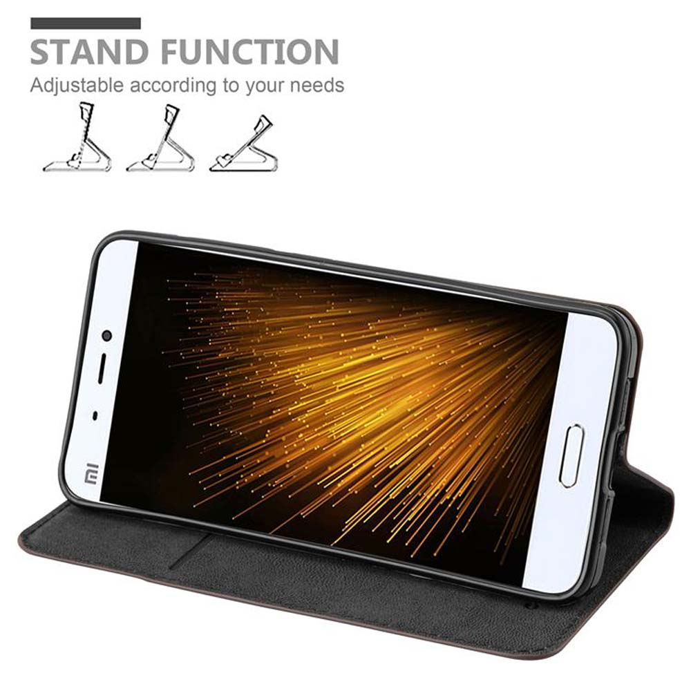 Telefon im Case mit Ständer. Telefon zeigt goldenen Hintergrund mit Mi-Logo.