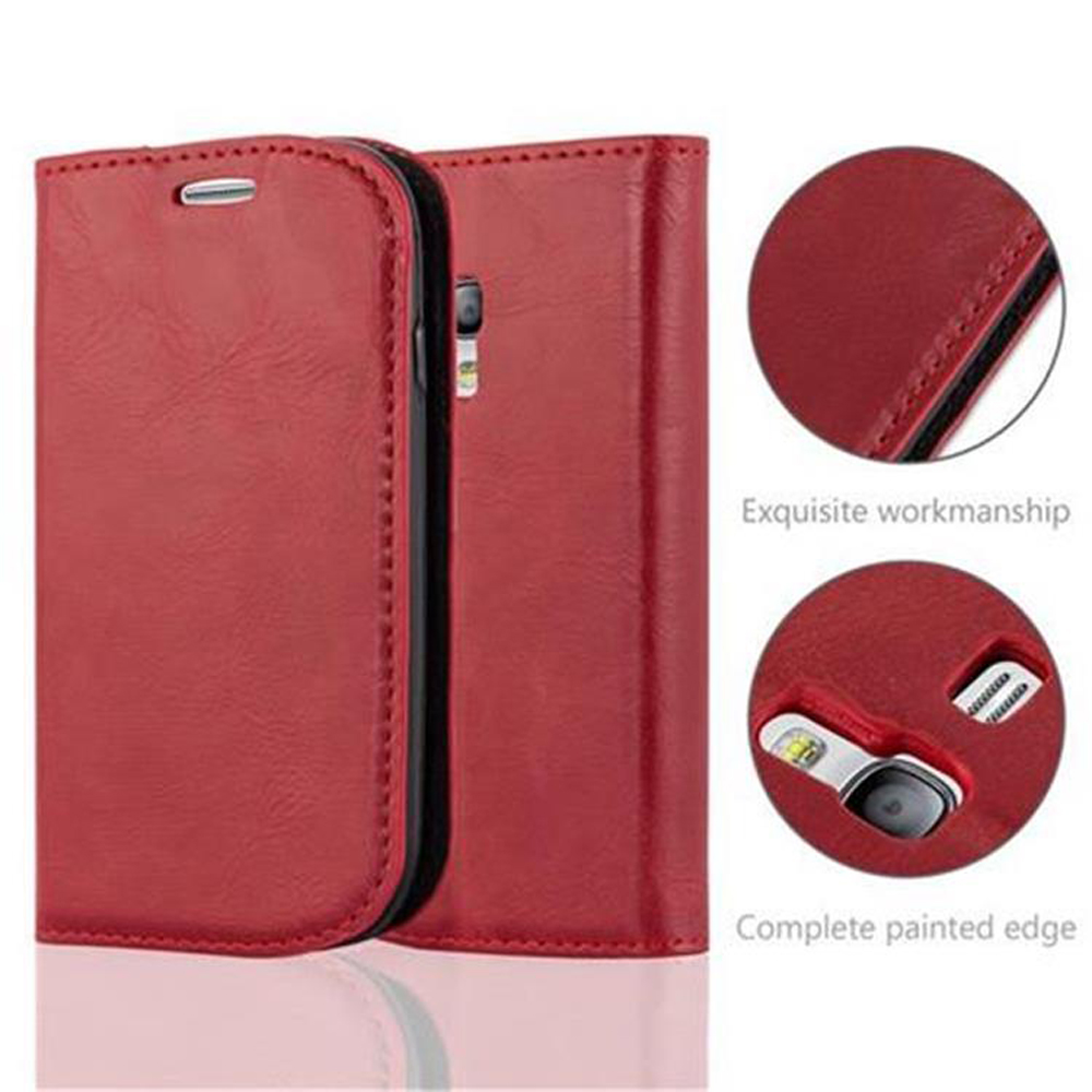 Funda de teléfono roja. Una funda cerrada, la otra abierta con un teléfono dentro.