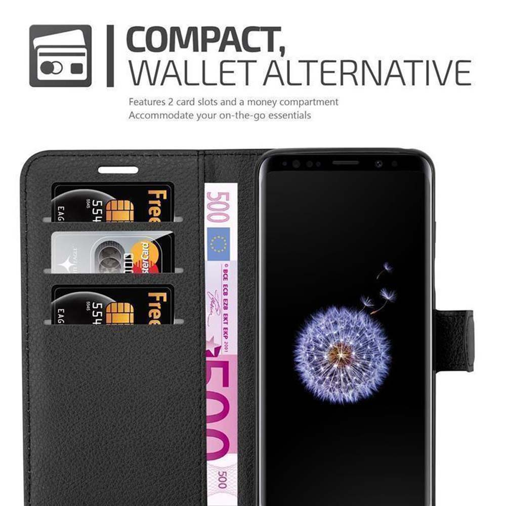 Schwarzes Handycase mit Karten und Geld. Telefon zeigt Löwenzahn. Hintergrund ist schwarz und weiß.