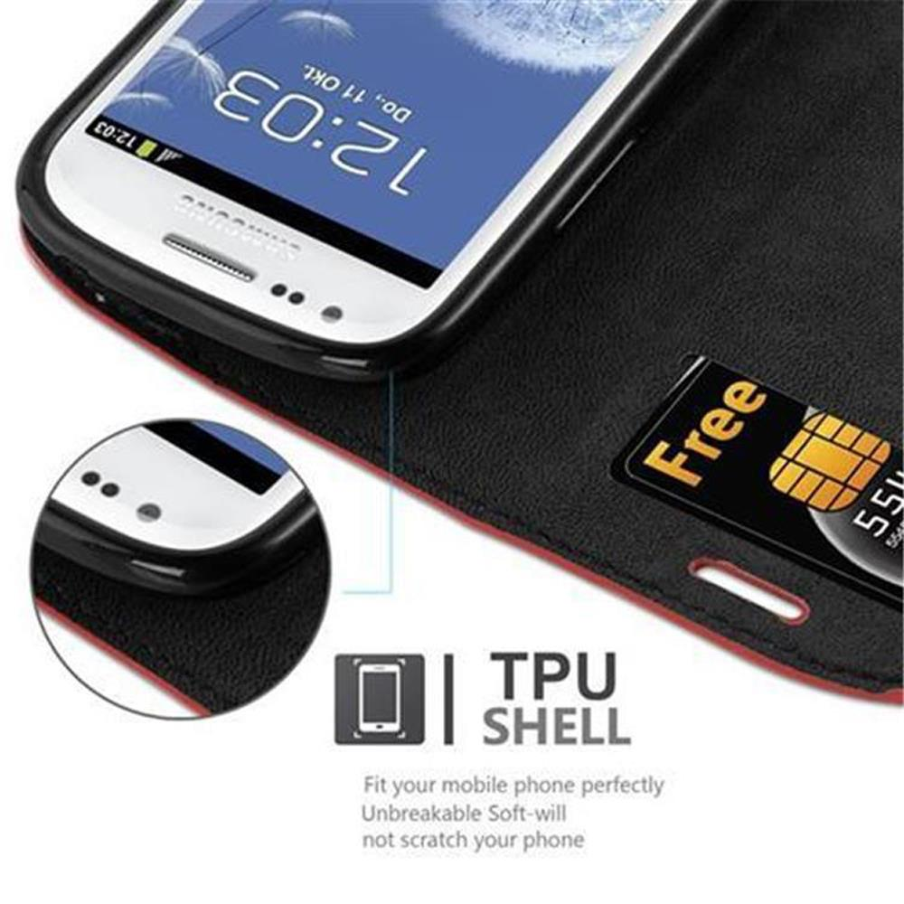 Un teléfono en una funda con una tarjeta. La funda es negra. La pantalla del teléfono es visible.