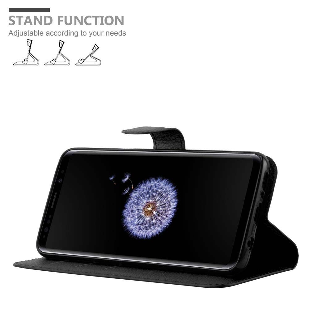 Telefon in einer Brieftasche, als Ständer verwendet. Text: Standfunktion. Telefon zeigt ein Bild.