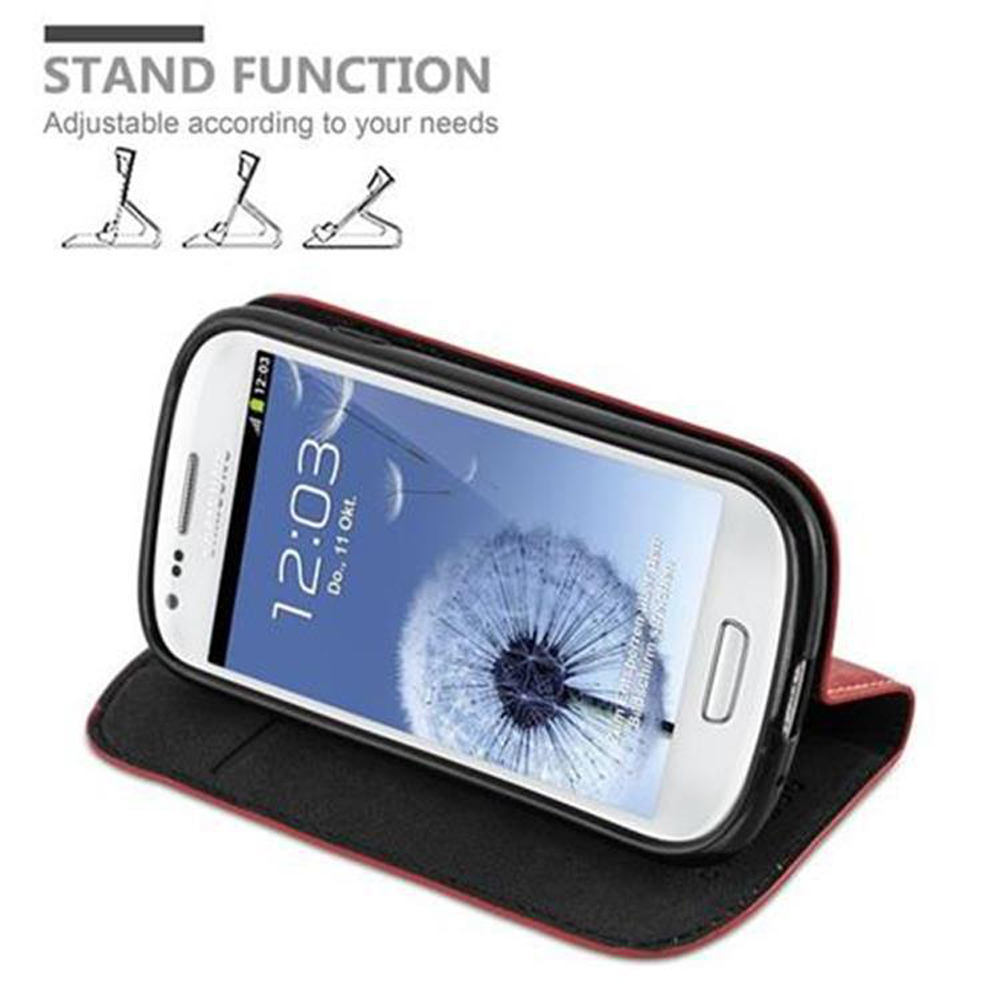Teléfono blanco en funda roja, abierto. Teléfono muestra la hora. Texto: Función de soporte. Ajustable.