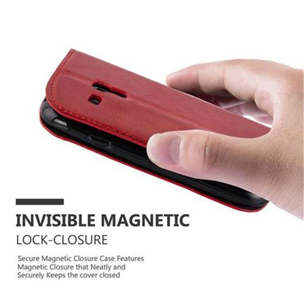 Una mano sosteniendo una funda roja para teléfono. Texto que dice cierre magnético invisible.