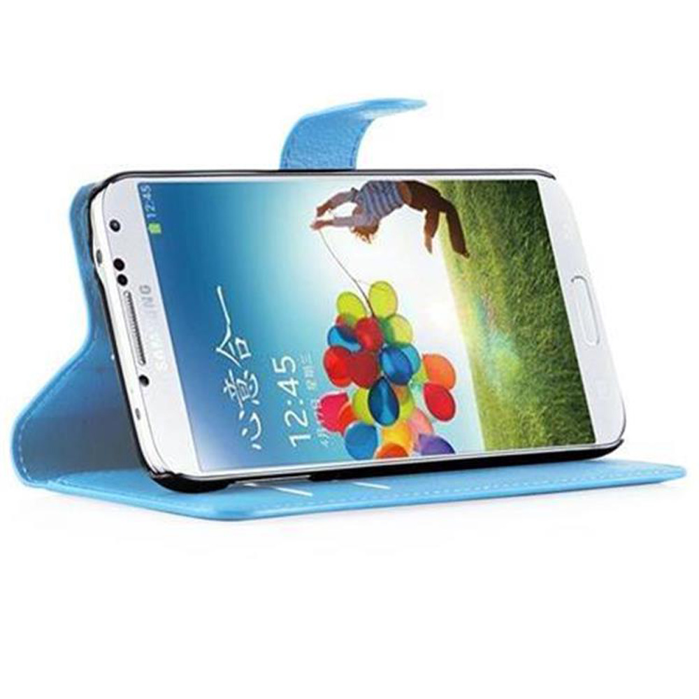 Un telefono in una custodia blu che mostra uno schermo con una persona e palloncini. Lo schermo mostra testo cinese.