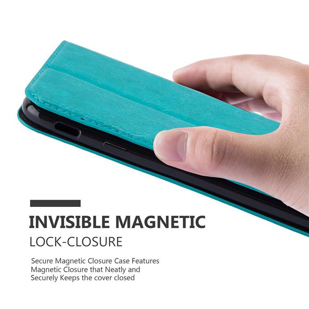 Mano che tiene una custodia turchese con chiusura magnetica.