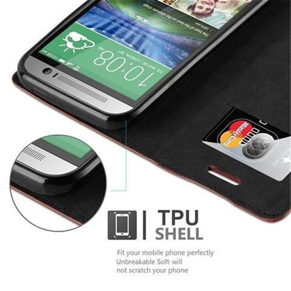 Un teléfono con una funda negra con la pantalla abierta. Una tarjeta de crédito está dentro de la funda.