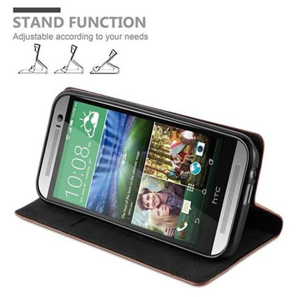 Teléfono negro en una funda con soporte. La pantalla muestra la hora y las fotos.