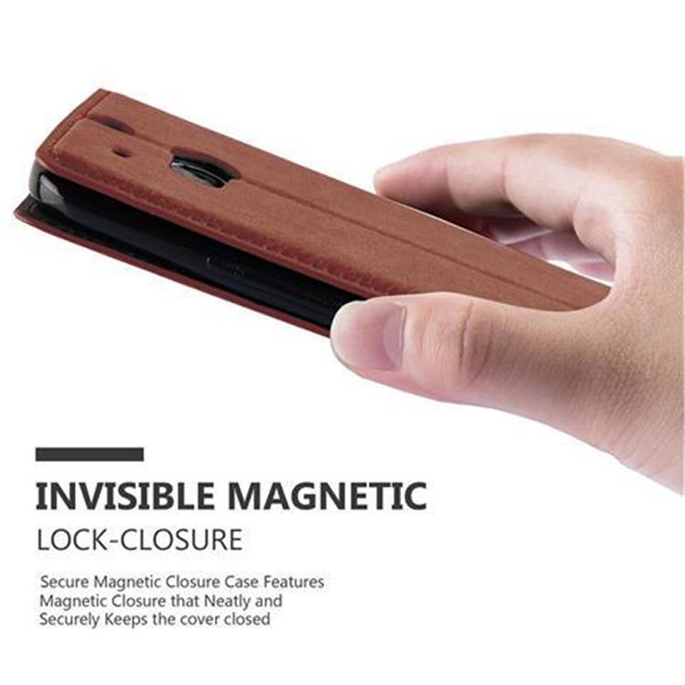 Una mano sosteniendo una funda de cuero marrón cerrada, con cierre magnético invisible.