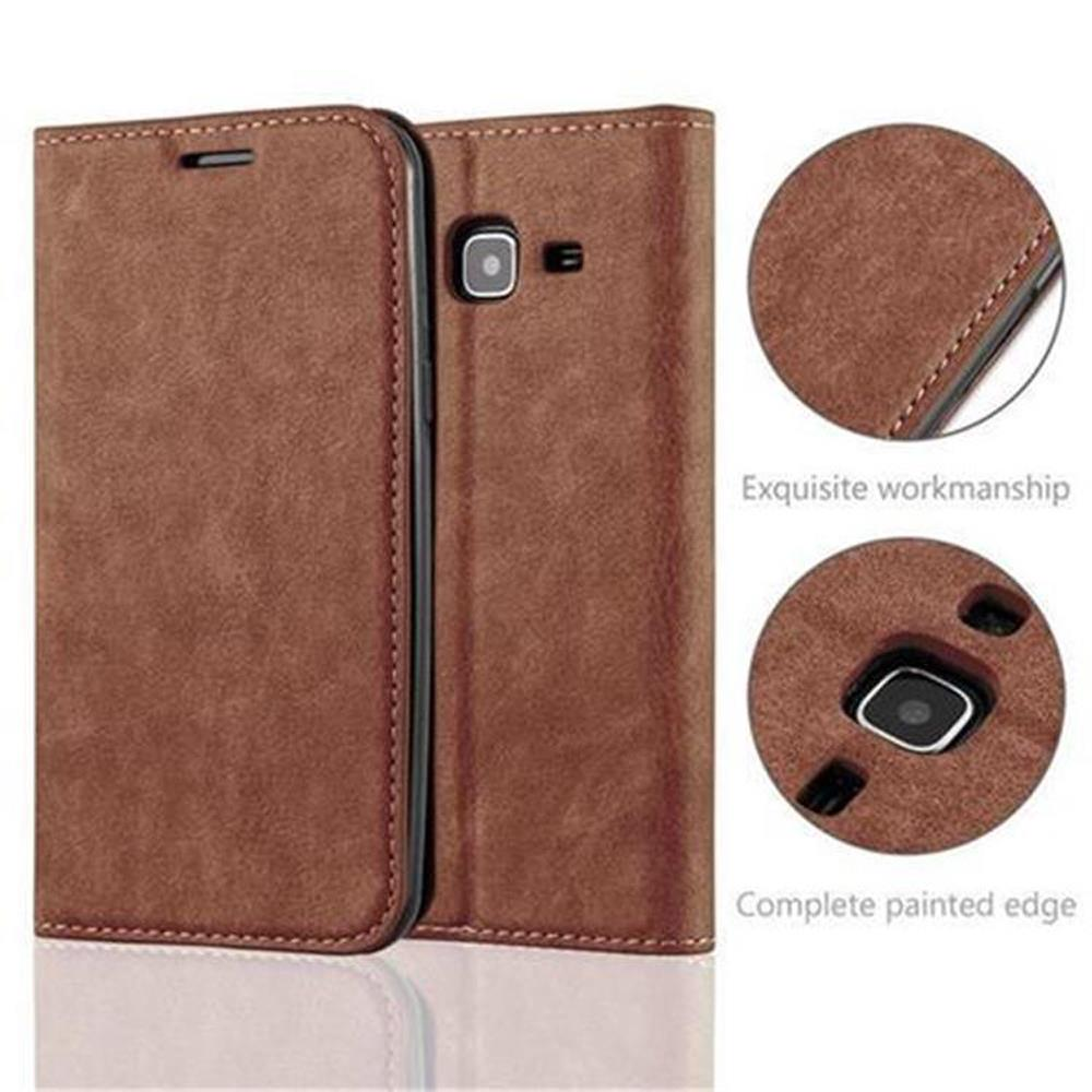 Funda marrón, abierta para revelar un teléfono. Primer plano circular de costuras. Texto: Exquisita mano de obra.