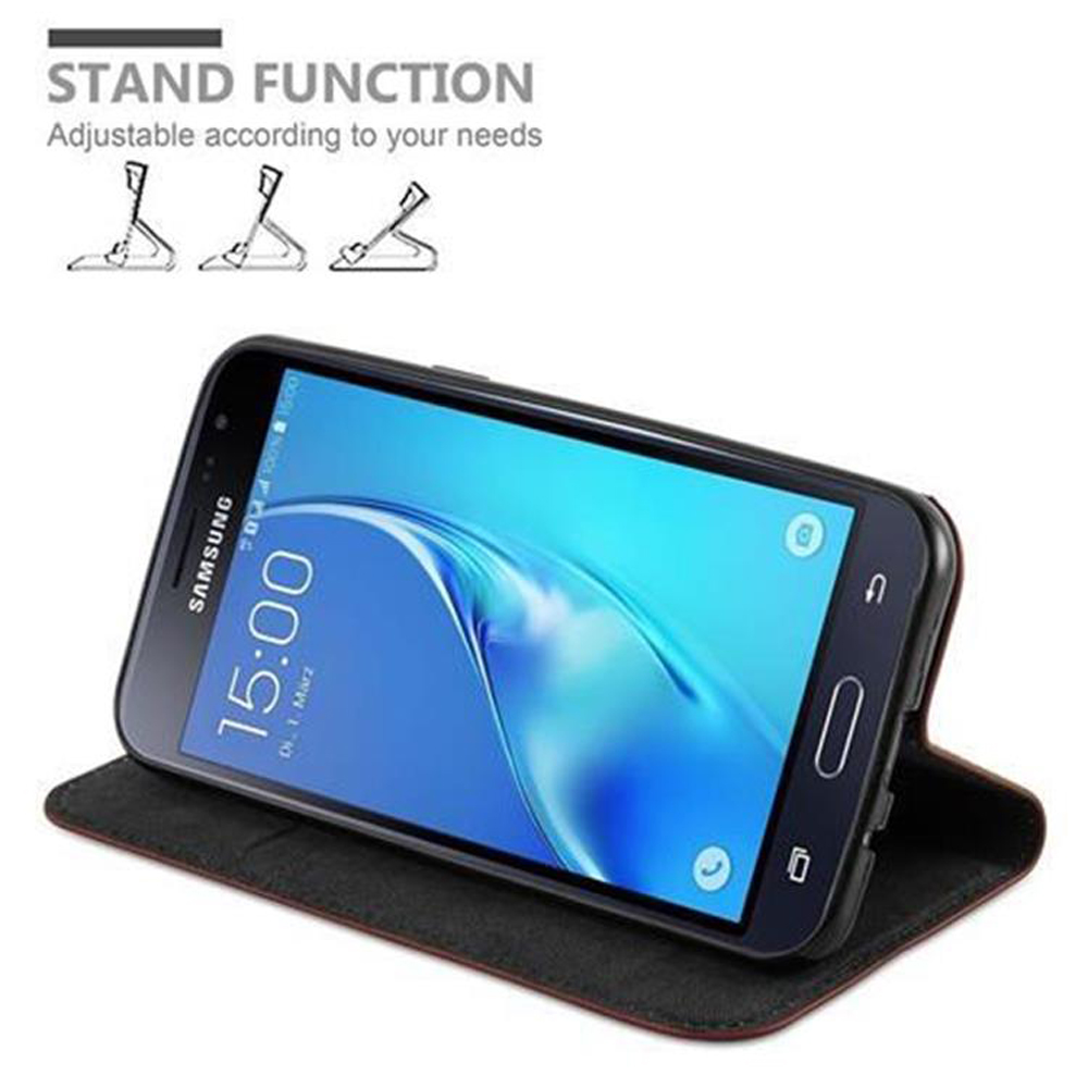 Teléfono negro en una funda que se puede ajustar para una función de soporte, que muestra un reloj.